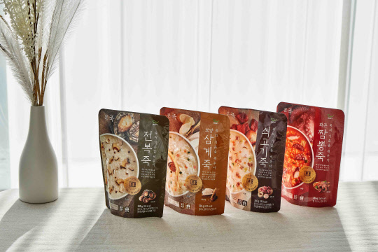 국내 죽 시장 1위 업체인 본죽이 파우치죽 4종을 출시한다. <본아이에프 제공>